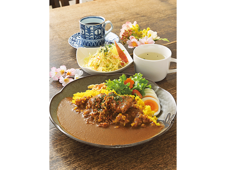 「スパイスチキンカレー（サラダ、スープ付き）」（1,100円）。ゴロッとチキンが食べ応え十分。野菜もたっぷり摂れる。14時までドリンク付き