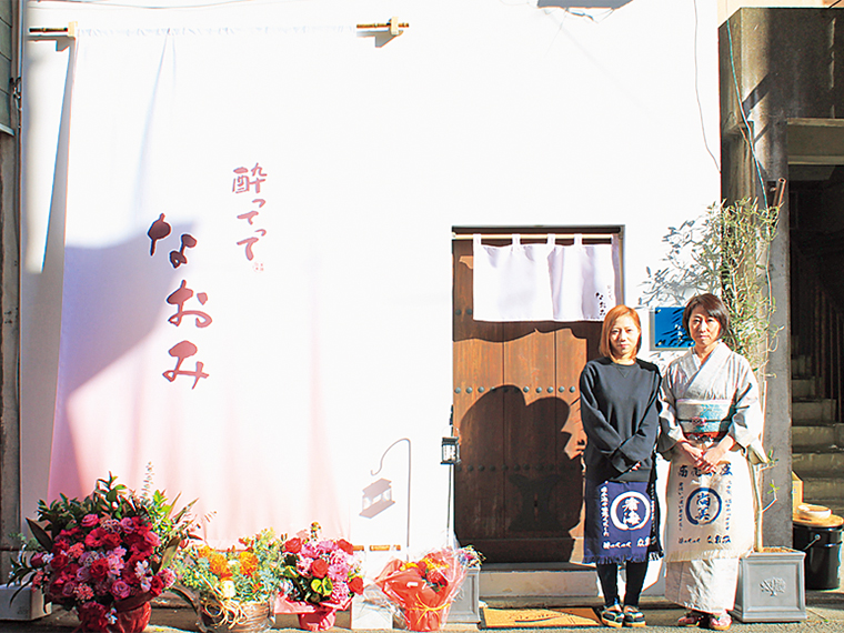 お店を営む安齋さん親子と外観｡大きなタペストリーが目印