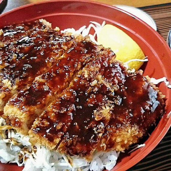 「ソースカツ丼」も負けずに旨そう（800円／部員提供）