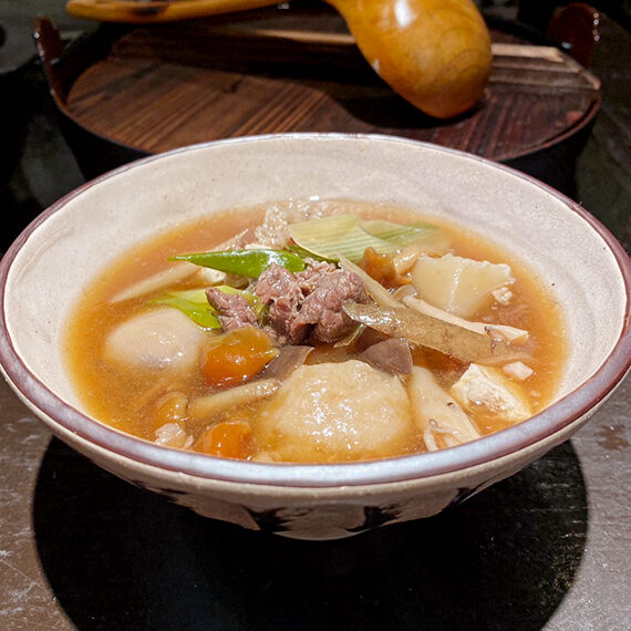 牛肉の旨みが引き立つ「山形芋煮」（600円）。人気メニューですぐに売り切れてしまうとのこと