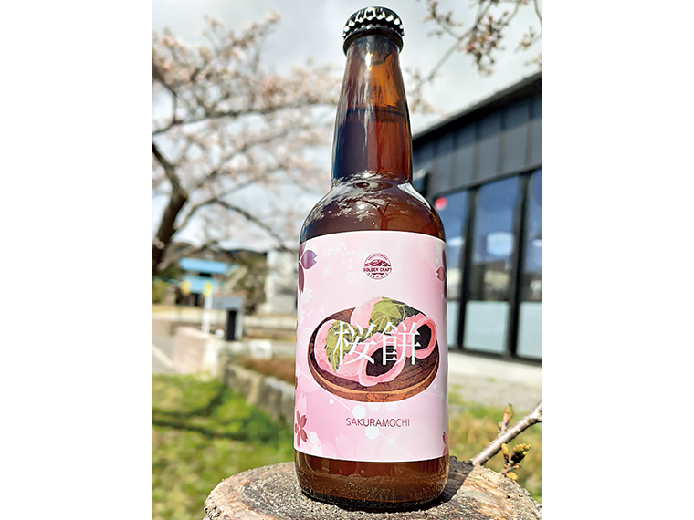 季節限定商品「桜餅」（330ml・770円）。桜餅の原料である桜の葉、こしあん、もち米を使用。桜餅の香りを感じられるちょっと不思議なクラフトビール
