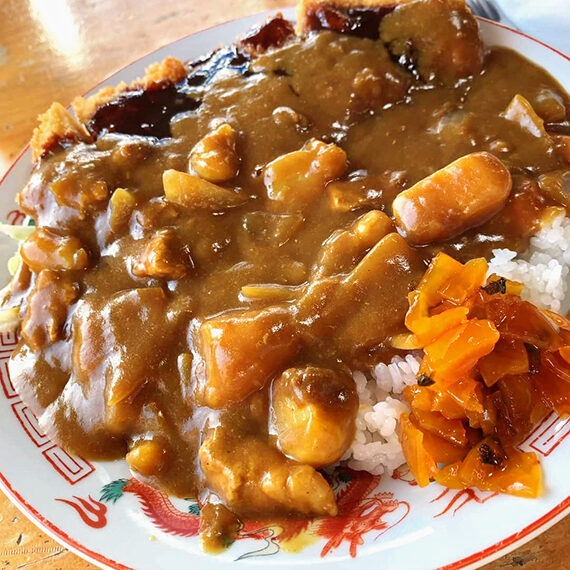 ソースカツにごろッと具材。「カツカレー」（950円／部員提供）