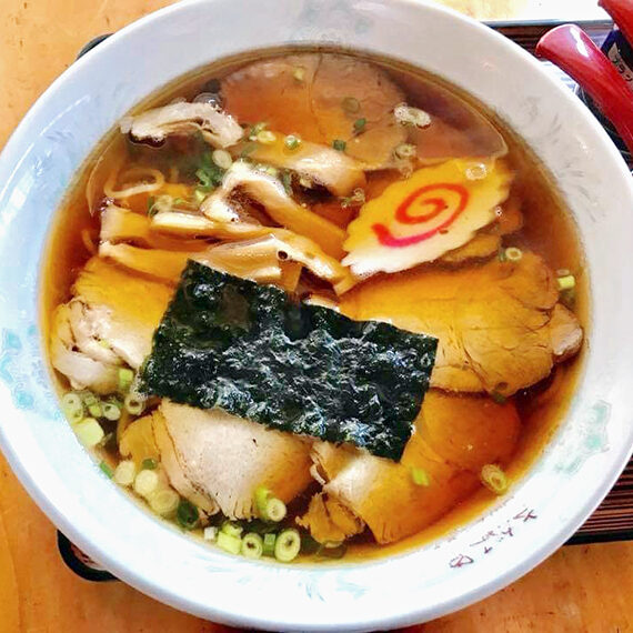 丼を覆うチャーシューと、海苔が気持ち良く盛り付けられた「チャーシューメン」(700円/部員提供)
