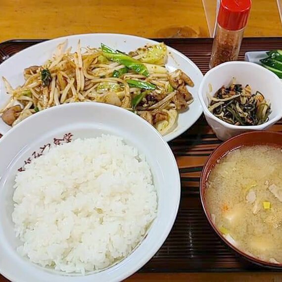 スタミナみなぎる「ホルモン定食」(750円/部員提供)