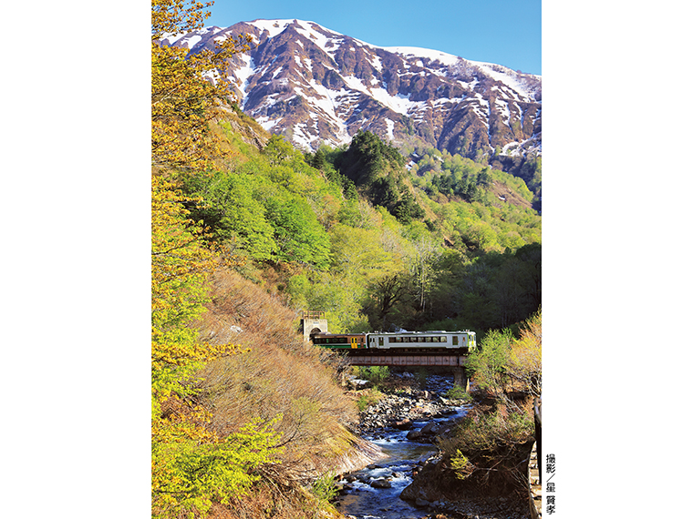 【浅草岳を背景に駆け抜ける只見線列車 （南会津郡只見町田子倉地内）※2023年5月4日撮影】［撮影機種：Canon EOS R5、手持ち撮影、シャッター速度 1／1000、F9、絞り優先］