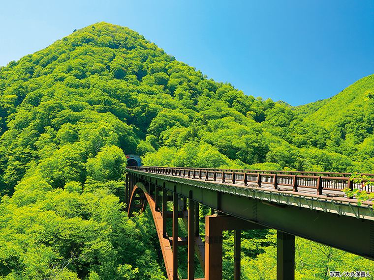 福島県中通りと会津地方を結ぶ重要な橋。周辺には甲子温泉や新甲子温泉といった歴史ある温泉地があり、秘湯ファンも多く訪れる