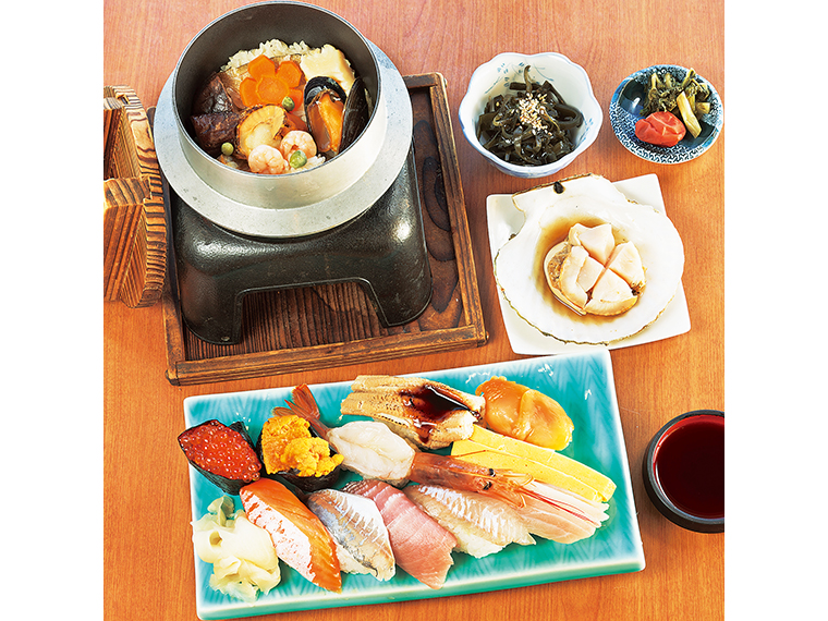 【写真上】「海鮮釡めしセット」(1,350円・海鮮釡めし、ホタテの貝焼き、小鉢、自家製漬物、味噌汁)、【写真下】「特選にぎり寿司」(1,980円・にぎり10巻、玉子、味噌汁)