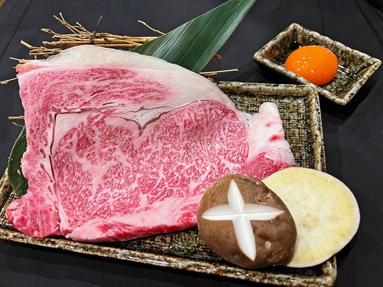 「福島牛焼きしゃぶロース」（968円）は、福島牛のロース肉を贅沢に1枚使用した一品