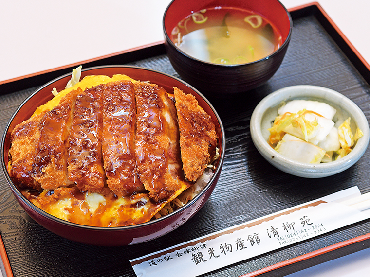 注文が入ってから調理する揚げたてのカツと、半熟で仕上げる玉子焼きがこだわりの「柳津ソースカツ丼」