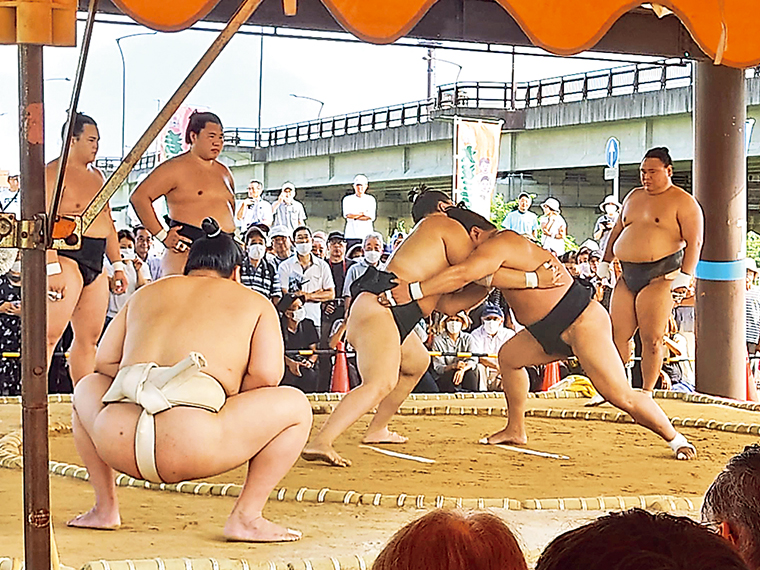 福島合宿中の荒汐部屋の力士たち。稽古の合間をぬって8日(土)10:00~11:30に一般の希望者と一緒に体力・血流測定をする。参加は自由、気軽に会場へGO!