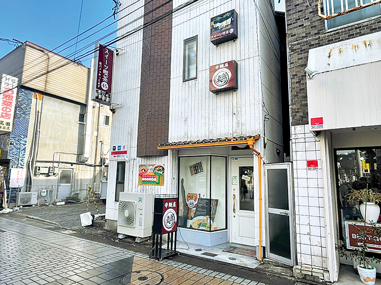 入口は1階の系列店「辛麺屋 輪」と同じ建物の2階。辛麺の後はスイーツをぜひ!