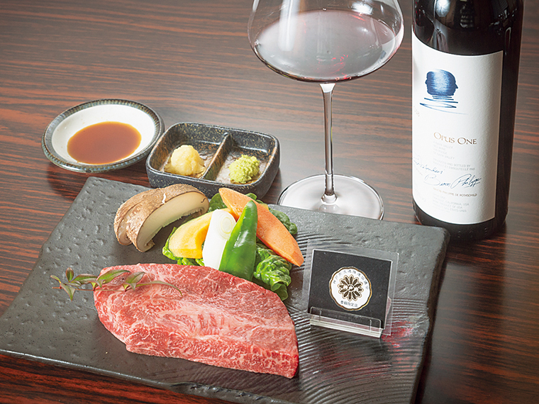 神戸ビーフのサーロイン。ワインとの相性もよく、肉の旨みが存分に感じられる