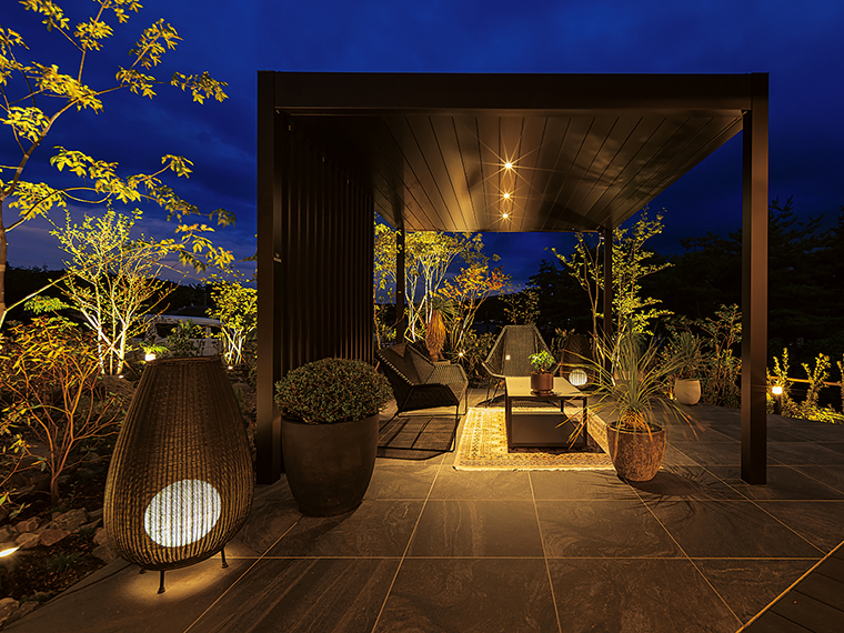 「YKK AP2023エクステリアスタイル大賞」ガーデン部門シルバースタイル賞。リゾートホテルのようなテラスでくつろぎのひと時を