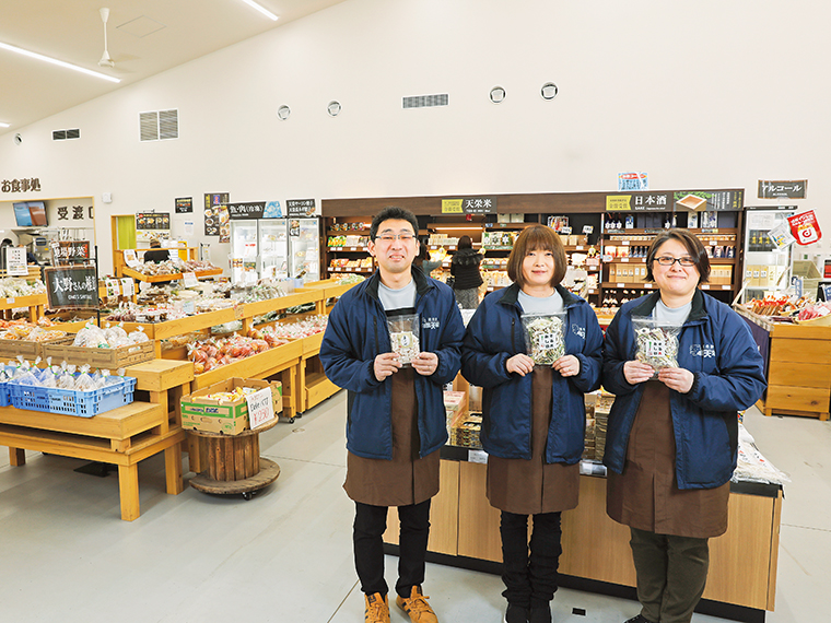 2023年にリニューアルし、2024年5月で1周年。開店と同時に来客が絶えない人気の道の駅。客のお目当ては土づくりからこだわった地元の新鮮野菜。6月中旬から下旬には、天栄村のブランド野菜「天栄長ネギ」が旬を迎える