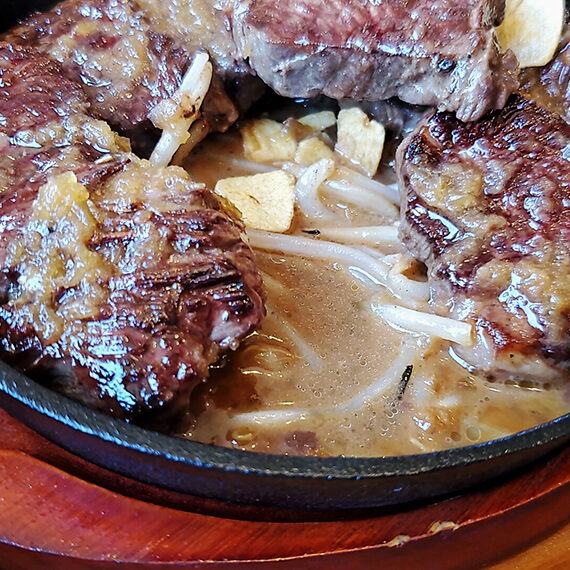 あふれる肉汁とソースは野菜で回収