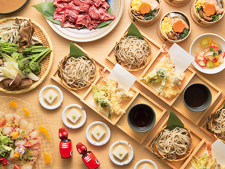 打ちたてのそばやわっぱ飯、こづゆなど会津の郷土料理が並ぶ