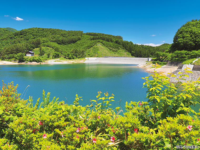 約20haの大きさを持つ藤沼湖（藤沼ダム）。周辺は自然公園になっており、約3kmに渡り遊歩道が整備され、散策にも最適