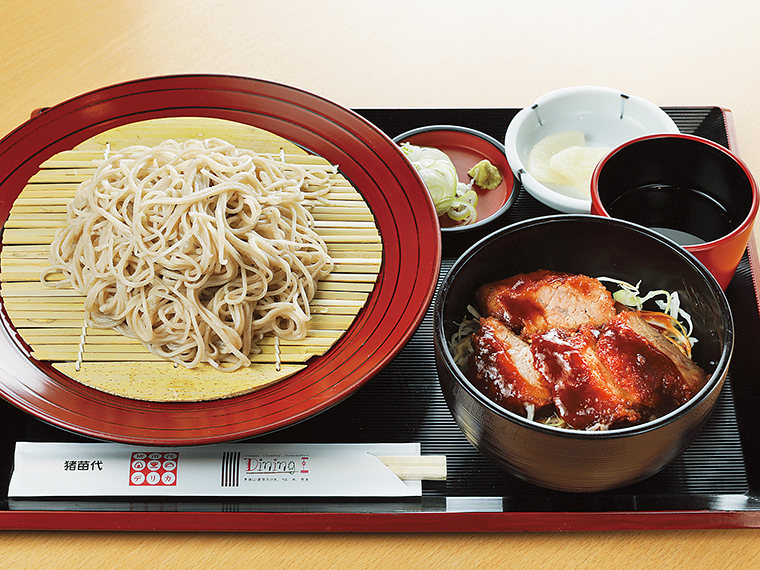 「もりそばとソースかつ丼（小盛）」（1,500円）の他、石窯で焼き上げるピザも人気。食事にはドリンクバーが付く