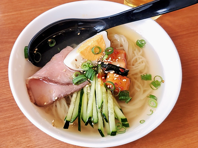 お茶碗ビビンバと毎回迷う、「ハーフ冷麺」(500円)