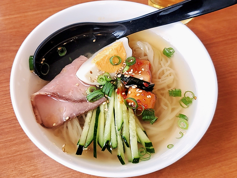 お茶碗ビビンバと毎回迷う、「ハーフ冷麺」（500円）