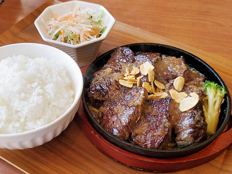 このクオリティのステーキを大サイズで!「カットステーキ定食(大)」(2,000円)