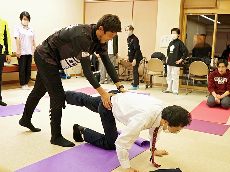 一人ひとりに合わせ、姿勢を正すこと、体を動かすことの大切さを教えてくれる