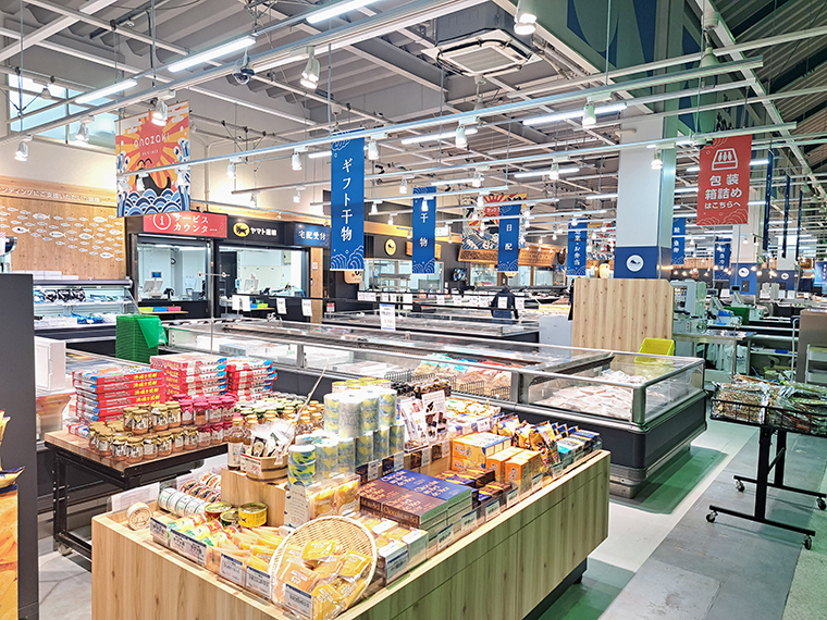 常磐ものを販売する他、鮮魚が並ぶ店内
