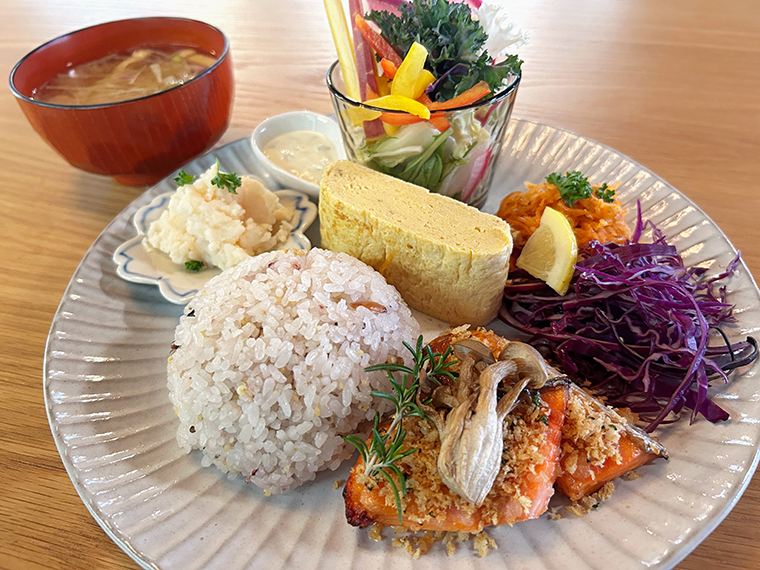 契約農家から仕入れた旬の野菜がたっぷり味わえるランチ「和食プレート」(1,200円)