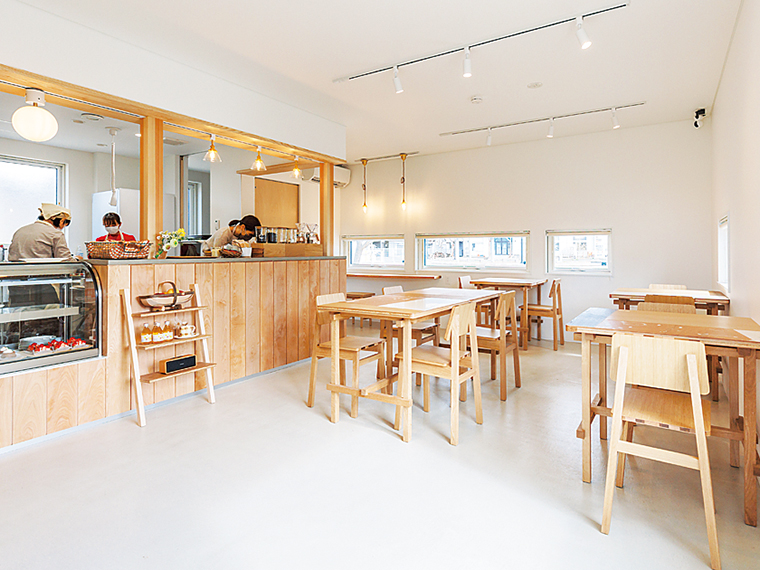 カフェは白を基調としたおしゃれな店内