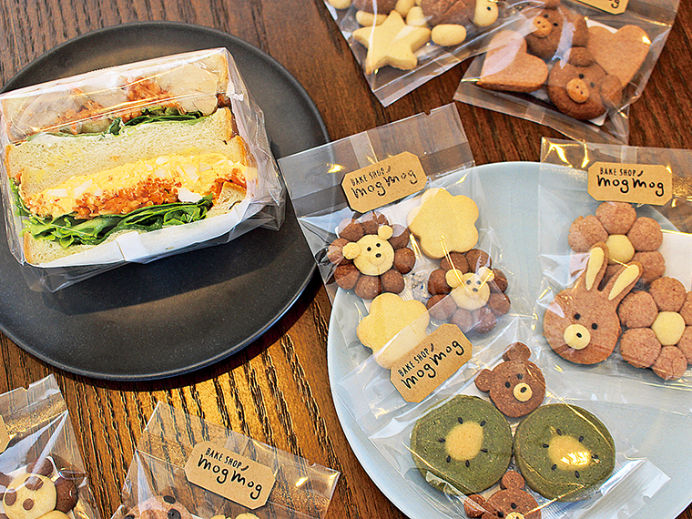 「サンドイッチ(チキン&たまご)」(480円)、クッキー(250円~)。着色料不使用、体にやさしい食材で作られたクッキー。小さな子どもも安心して食べられる。たっぷりのニンジン、レタスなどが入ったサンドイッチは食べ応え抜群