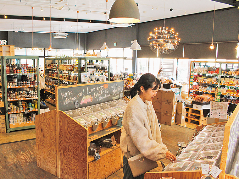素材本来の味を楽しめる生ナッツにも注目。ナッツコーナーでは試食もできるので、店員にお声がけを