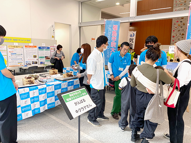 来場者と懇談中