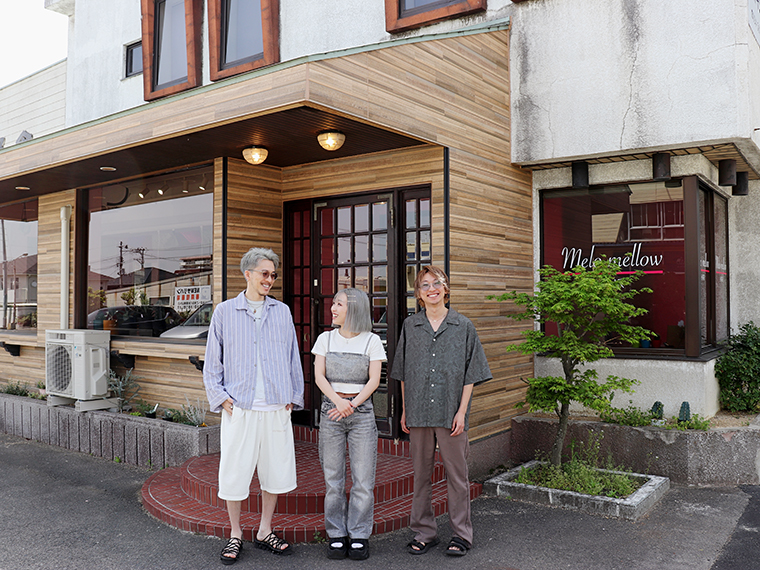 オーナーの高橋さん(左)をはじめ、スタッフの皆さんが丁寧に対応してくれる