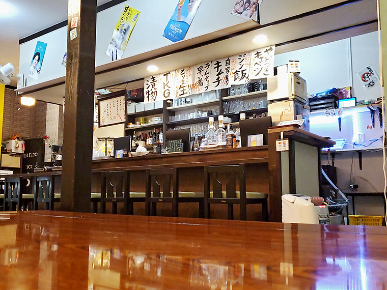手書きメニューも賑やか。カウンターも魅力的な店内