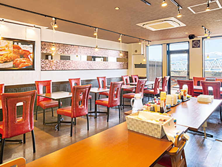 テーブル席が並ぶ広々とした店内