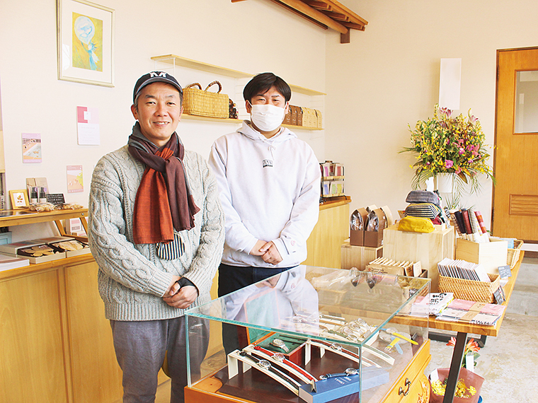 平岡さん(左)とスタッフの小林さんが温かく迎えてくれる。商品に関して気軽に訪ねてみて
