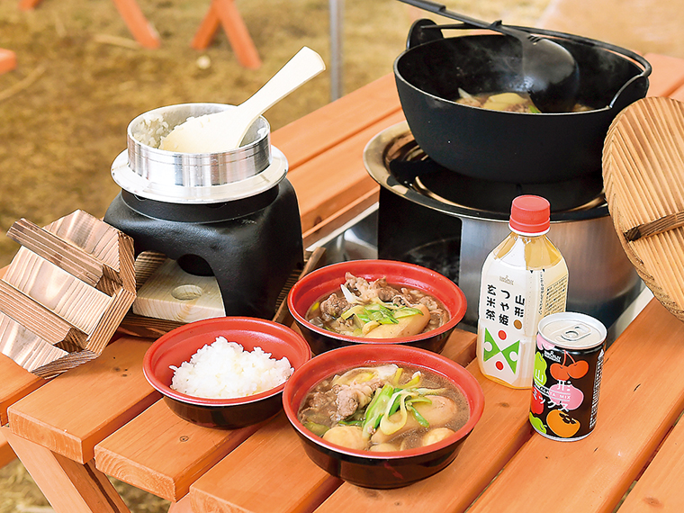 敷地内の「芋煮広場」では、手ぶらで芋煮を楽しめる。予約・問い合わせは「いも煮ジャパン」まで