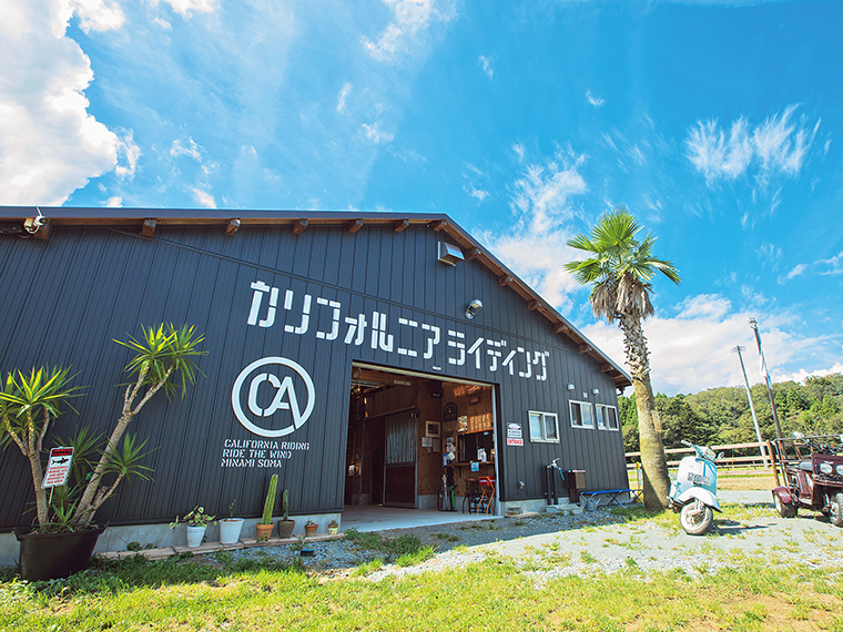 開放的な空間で気持ち良い乗馬と、美味しい料理を満喫しよう。乗馬は会員コース(入会金30,000円~、月会費9,500円~)を用意しており、南相馬市外から通う方や、相馬野馬追への参加に向けて練習する方もいるそう
