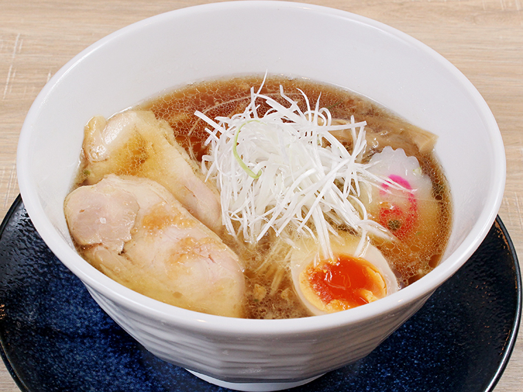 どこかホッとする味わいの鶏ラーメンは世代を問わず愛されるはず