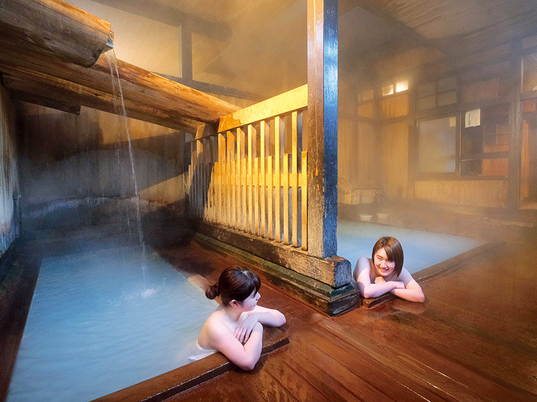 鳴子温泉神社の御神湯「瀧の湯」。青森ヒバ造りの浴槽で昔ながらの雰囲気が漂う公衆浴場として親しまれている。入浴料は中学生以上300円、子ども100円