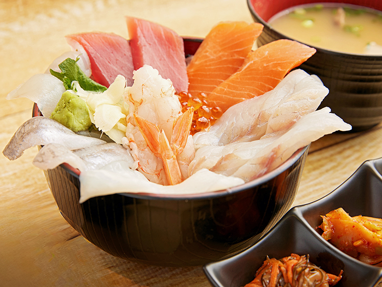 「海鮮8種丼」（1,200円）。常磐ものをはじめ全8種類のネタをお得な価格で味わえる