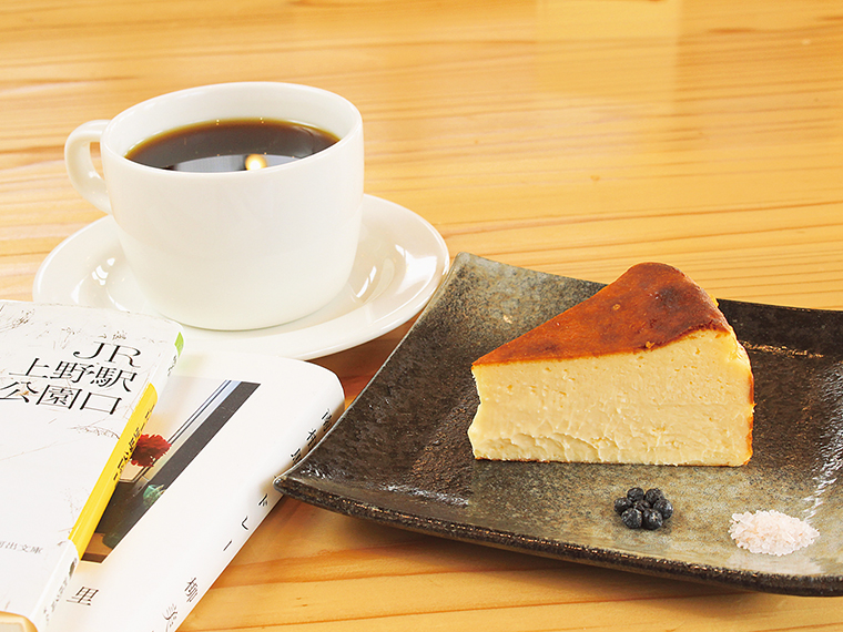 本を片手に味わいたい「ケーキセット」(780円)。自家製のチーズケーキは粒コショウと岩塩を添えて。コーヒーは「椏久里珈琲」の豆を使用