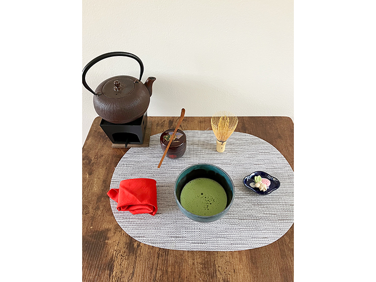 抹茶とお菓子が楽しめる「テーブル茶道」。簡単な作法も教えてくれる