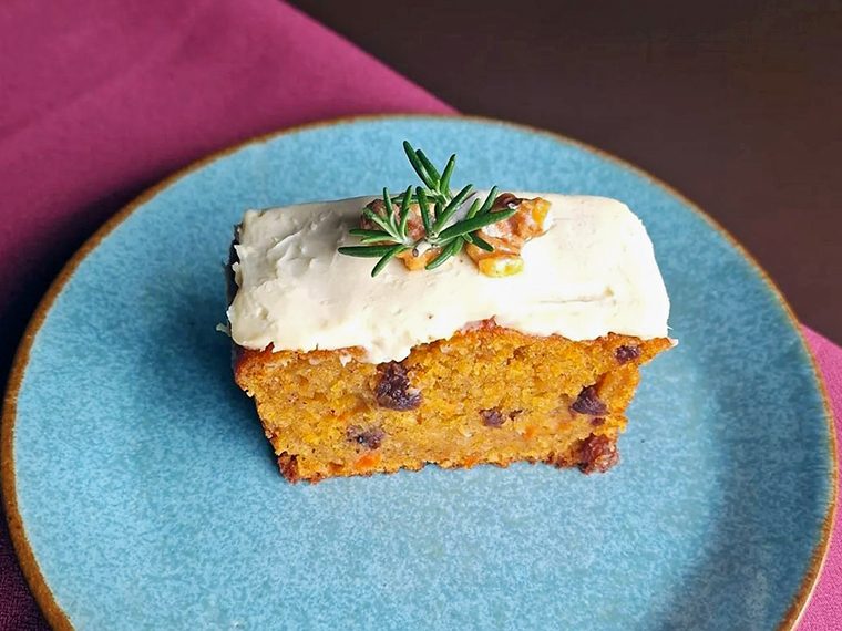棚倉町の「叶や豆富 大椙(おおすぎ)食品」のおからを使用した「キャロットケーキ」(450円)。ほのかにシナモンが香る