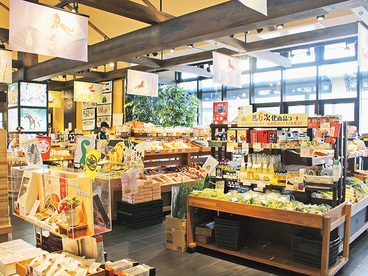 逸品や珍しい商品が揃うお土産処。生鮮野菜や名物「よつわりパン」などのパン、総菜なども充実。イスとテーブルが置かれたコミュニティ広場は飲食可能なので、購入した物を食べながらゆっくり休憩することもできる