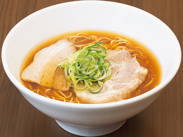 2種のチャーシューがのる「醤油らあ麺」(880円)。最後に回しかけるネギ油も食欲をそそる