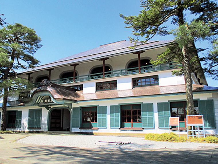 明治7年に区会所（郡役所の前身）として建築された「開成館」。地震被害の復旧に向けて休館中。2028年に再オープンの予定