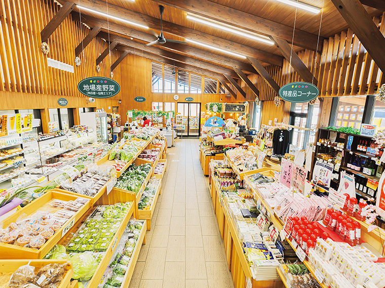 多彩な商品が所狭しと並ぶ直売所