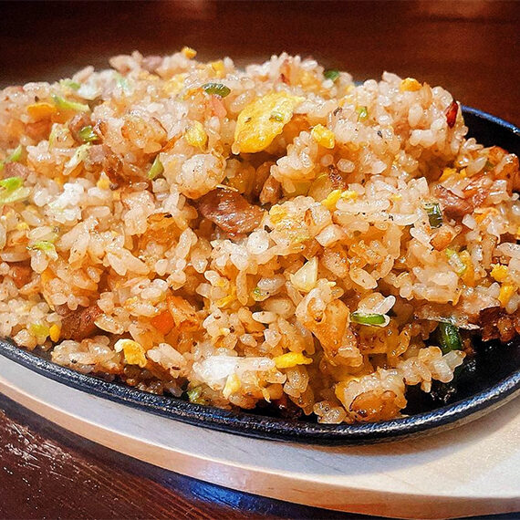 人気の「ジン飯」（1,000円）。ラム肩ロースを使った、特製の焼ダレの炒飯