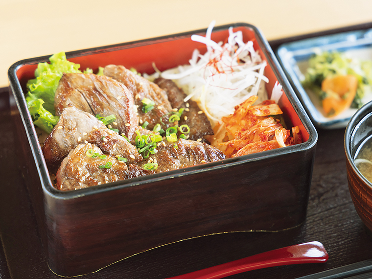 「牛どんぶり 謙信亭」で提供している「米沢牛カルビ重」(2,650円)。甘辛い特製タレで味付けしたカルビは、ご飯との相性抜群
